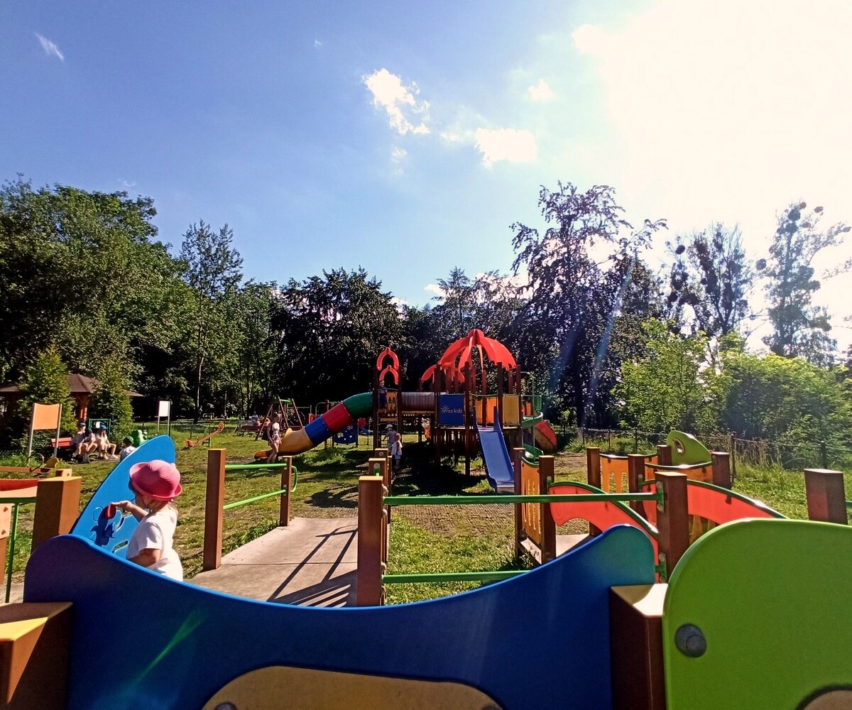 Rogoźnik: Kreatywne place zabaw, kręte zjeżdżalnie, małpi gaj, parki linowe, edukacyjne urządzenia – jednym słowem atrakcyjne miejsca do zabawy dla dzieci poszukiwane! W ciągu ostatnich kilku lat w województwie śląskim powstało wiele interesujących placów zabaw, które zapewniają rozrywkę zarówno tym najmłodszym, jak i nieco starszym mieszkańcom regionu. Ale co, gdy placu zabaw w pobliżu naszego domu brak? Wtedy pozostaje nam turystyka w celach rekreacyjnych i poszukiwanie idealnego placu w okolicy. Poniżej przedstawiamy subiektywny przegląd placów zabaw, na którym dziecko będzie czuło się jak ryba w wodzie! Zachęcamy też do komentowania i dodawania propozycji ulubionych placów zabaw.