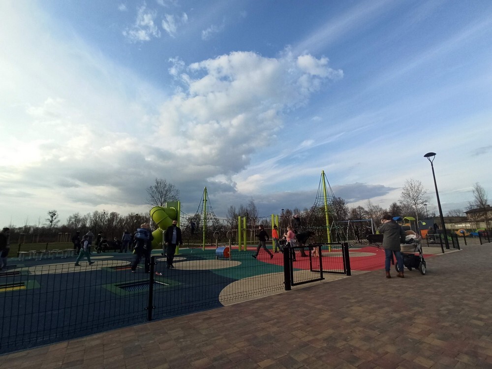 Ruda Śląśka: Kreatywne place zabaw, kręte zjeżdżalnie, małpi gaj, parki linowe, edukacyjne urządzenia – jednym słowem atrakcyjne miejsca do zabawy dla dzieci poszukiwane! W ciągu ostatnich kilku lat w województwie śląskim powstało wiele interesujących placów zabaw, które zapewniają rozrywkę zarówno tym najmłodszym, jak i nieco starszym mieszkańcom regionu. Ale co, gdy placu zabaw w pobliżu naszego domu brak? Wtedy pozostaje nam turystyka w celach rekreacyjnych i poszukiwanie idealnego placu w okolicy. Poniżej przedstawiamy subiektywny przegląd placów zabaw, na którym dziecko będzie czuło się jak ryba w wodzie! Zachęcamy też do komentowania i dodawania propozycji ulubionych placów zabaw.