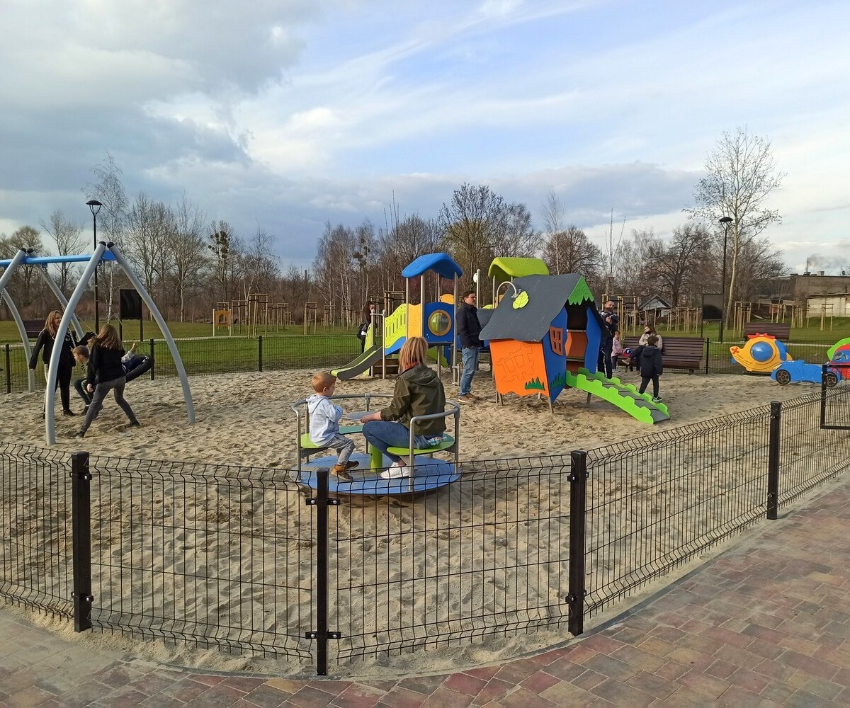 Ruda Śląska: Kreatywne place zabaw, kręte zjeżdżalnie, małpi gaj, parki linowe, edukacyjne urządzenia – jednym słowem atrakcyjne miejsca do zabawy dla dzieci poszukiwane! W ciągu ostatnich kilku lat w województwie śląskim powstało wiele interesujących placów zabaw, które zapewniają rozrywkę zarówno tym najmłodszym, jak i nieco starszym mieszkańcom regionu. Ale co, gdy placu zabaw w pobliżu naszego domu brak? Wtedy pozostaje nam turystyka w celach rekreacyjnych i poszukiwanie idealnego placu w okolicy. Poniżej przedstawiamy subiektywny przegląd placów zabaw, na którym dziecko będzie czuło się jak ryba w wodzie! Zachęcamy też do komentowania i dodawania propozycji ulubionych placów zabaw.