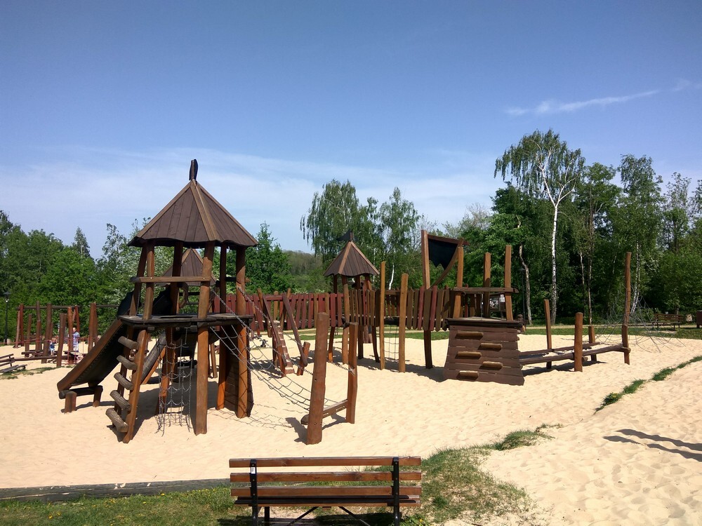 Mikołów: Kreatywne place zabaw, kręte zjeżdżalnie, małpi gaj, parki linowe, edukacyjne urządzenia – jednym słowem atrakcyjne miejsca do zabawy dla dzieci poszukiwane! W ciągu ostatnich kilku lat w województwie śląskim powstało wiele interesujących placów zabaw, które zapewniają rozrywkę zarówno tym najmłodszym, jak i nieco starszym mieszkańcom regionu. Ale co, gdy placu zabaw w pobliżu naszego domu brak? Wtedy pozostaje nam turystyka w celach rekreacyjnych i poszukiwanie idealnego placu w okolicy. Poniżej przedstawiamy subiektywny przegląd placów zabaw, na którym dziecko będzie czuło się jak ryba w wodzie! Zachęcamy też do komentowania i dodawania propozycji ulubionych placów zabaw.