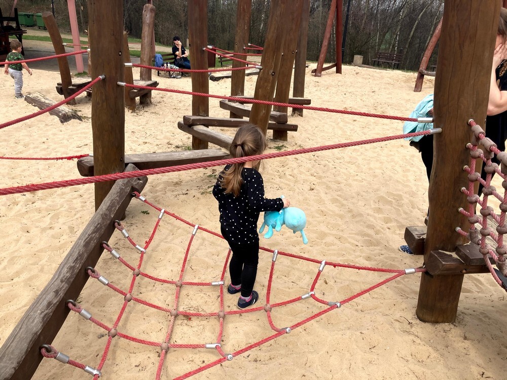 Mikołów" Kreatywne place zabaw, kręte zjeżdżalnie, małpi gaj, parki linowe, edukacyjne urządzenia – jednym słowem atrakcyjne miejsca do zabawy dla dzieci poszukiwane! W ciągu ostatnich kilku lat w województwie śląskim powstało wiele interesujących placów zabaw, które zapewniają rozrywkę zarówno tym najmłodszym, jak i nieco starszym mieszkańcom regionu. Ale co, gdy placu zabaw w pobliżu naszego domu brak? Wtedy pozostaje nam turystyka w celach rekreacyjnych i poszukiwanie idealnego placu w okolicy. Poniżej przedstawiamy subiektywny przegląd placów zabaw, na którym dziecko będzie czuło się jak ryba w wodzie! Zachęcamy też do komentowania i dodawania propozycji ulubionych placów zabaw.