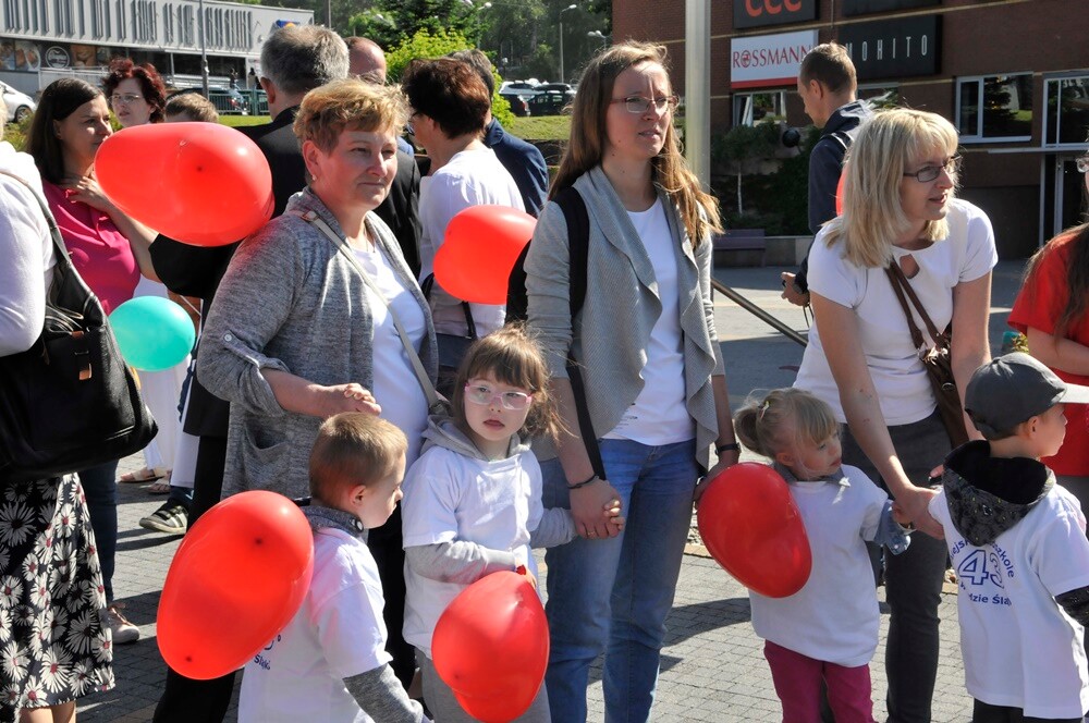Dzisiaj odbył się „Pochód Godności” zorganizowany przez Szkołę Podstawową nr 12 Specjalną oraz Stowarzyszenie „Otwarte Serca”. Impreza integracyjna została zorganizowana w ramach obchodów Tygodnia Godności Osób Niepełnosprawnych w Rudzie Śląskiej.