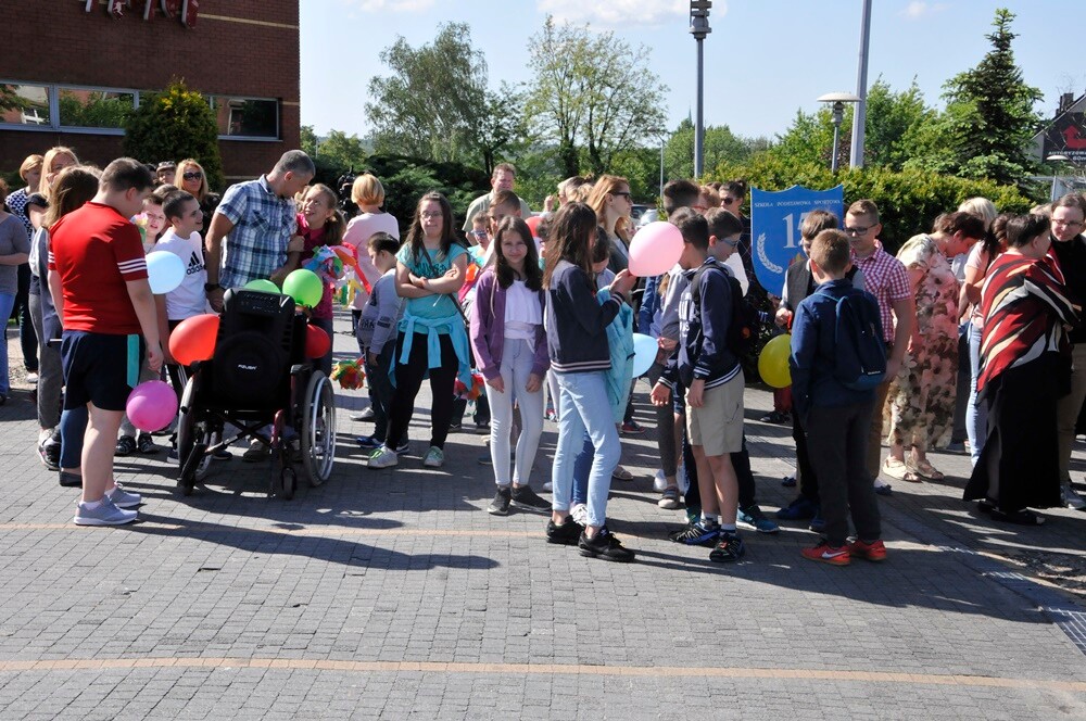 Dzisiaj odbył się „Pochód Godności” zorganizowany przez Szkołę Podstawową nr 12 Specjalną oraz Stowarzyszenie „Otwarte Serca”. Impreza integracyjna została zorganizowana w ramach obchodów Tygodnia Godności Osób Niepełnosprawnych w Rudzie Śląskiej.