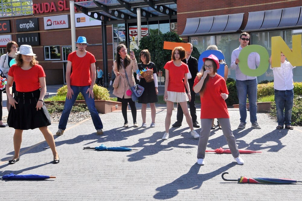 Dzisiaj odbył się „Pochód Godności” zorganizowany przez Szkołę Podstawową nr 12 Specjalną oraz Stowarzyszenie „Otwarte Serca”. Impreza integracyjna została zorganizowana w ramach obchodów Tygodnia Godności Osób Niepełnosprawnych w Rudzie Śląskiej.