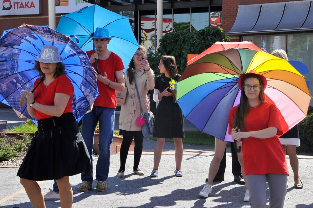 Dzisiaj odbył się „Pochód Godności” zorganizowany przez Szkołę Podstawową nr 12 Specjalną oraz Stowarzyszenie „Otwarte Serca”. Impreza integracyjna została zorganizowana w ramach obchodów Tygodnia Godności Osób Niepełnosprawnych w Rudzie Śląskiej.