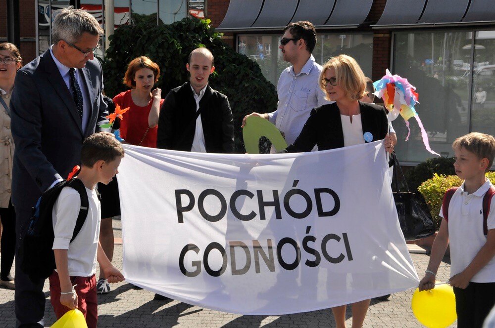 Dzisiaj odbył się „Pochód Godności” zorganizowany przez Szkołę Podstawową nr 12 Specjalną oraz Stowarzyszenie „Otwarte Serca”. Impreza integracyjna została zorganizowana w ramach obchodów Tygodnia Godności Osób Niepełnosprawnych w Rudzie Śląskiej.