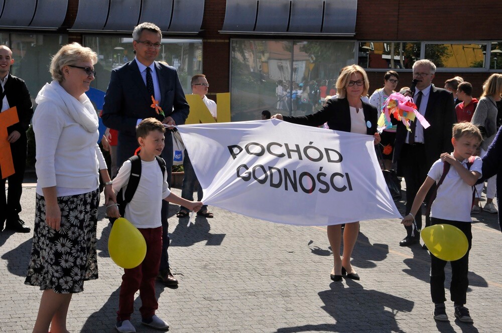 Dzisiaj odbył się „Pochód Godności” zorganizowany przez Szkołę Podstawową nr 12 Specjalną oraz Stowarzyszenie „Otwarte Serca”. Impreza integracyjna została zorganizowana w ramach obchodów Tygodnia Godności Osób Niepełnosprawnych w Rudzie Śląskiej.