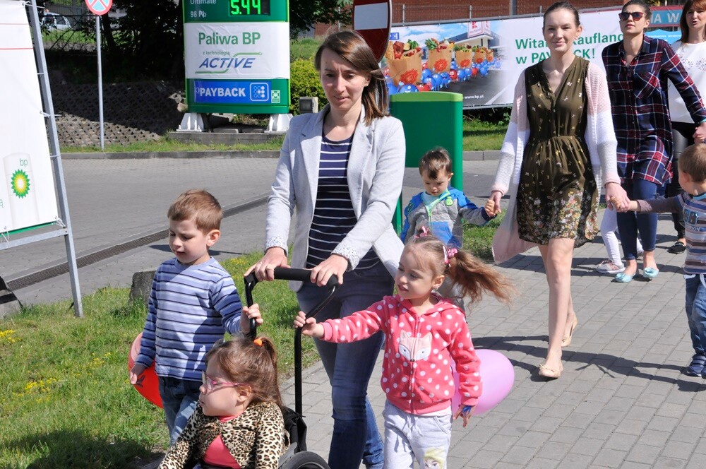 Dzisiaj odbył się „Pochód Godności” zorganizowany przez Szkołę Podstawową nr 12 Specjalną oraz Stowarzyszenie „Otwarte Serca”. Impreza integracyjna została zorganizowana w ramach obchodów Tygodnia Godności Osób Niepełnosprawnych w Rudzie Śląskiej.