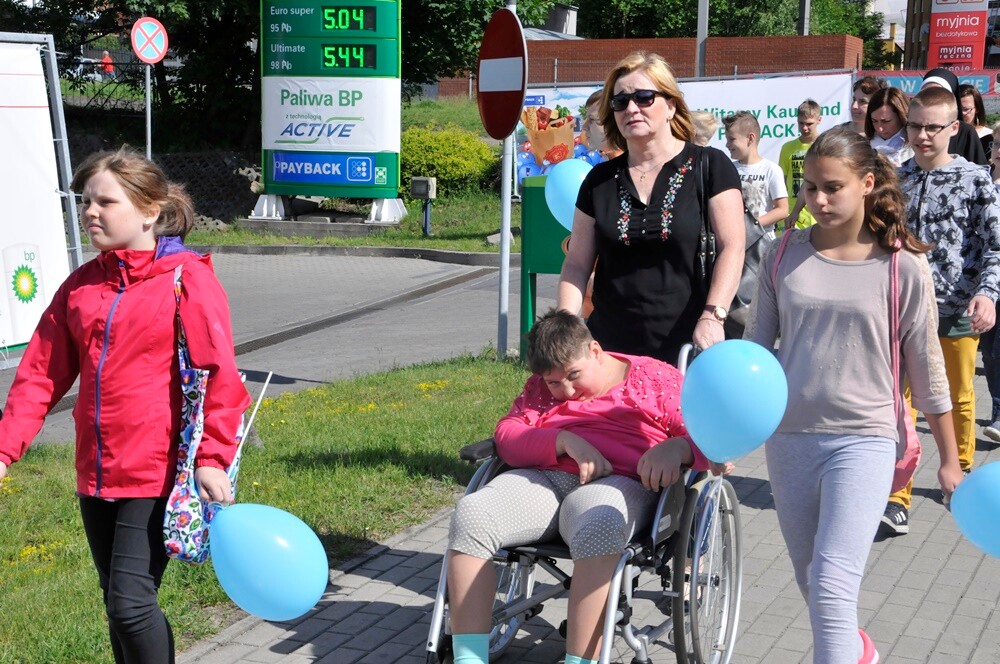 Dzisiaj odbył się „Pochód Godności” zorganizowany przez Szkołę Podstawową nr 12 Specjalną oraz Stowarzyszenie „Otwarte Serca”. Impreza integracyjna została zorganizowana w ramach obchodów Tygodnia Godności Osób Niepełnosprawnych w Rudzie Śląskiej.