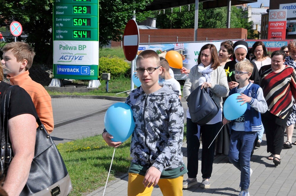 Dzisiaj odbył się „Pochód Godności” zorganizowany przez Szkołę Podstawową nr 12 Specjalną oraz Stowarzyszenie „Otwarte Serca”. Impreza integracyjna została zorganizowana w ramach obchodów Tygodnia Godności Osób Niepełnosprawnych w Rudzie Śląskiej.