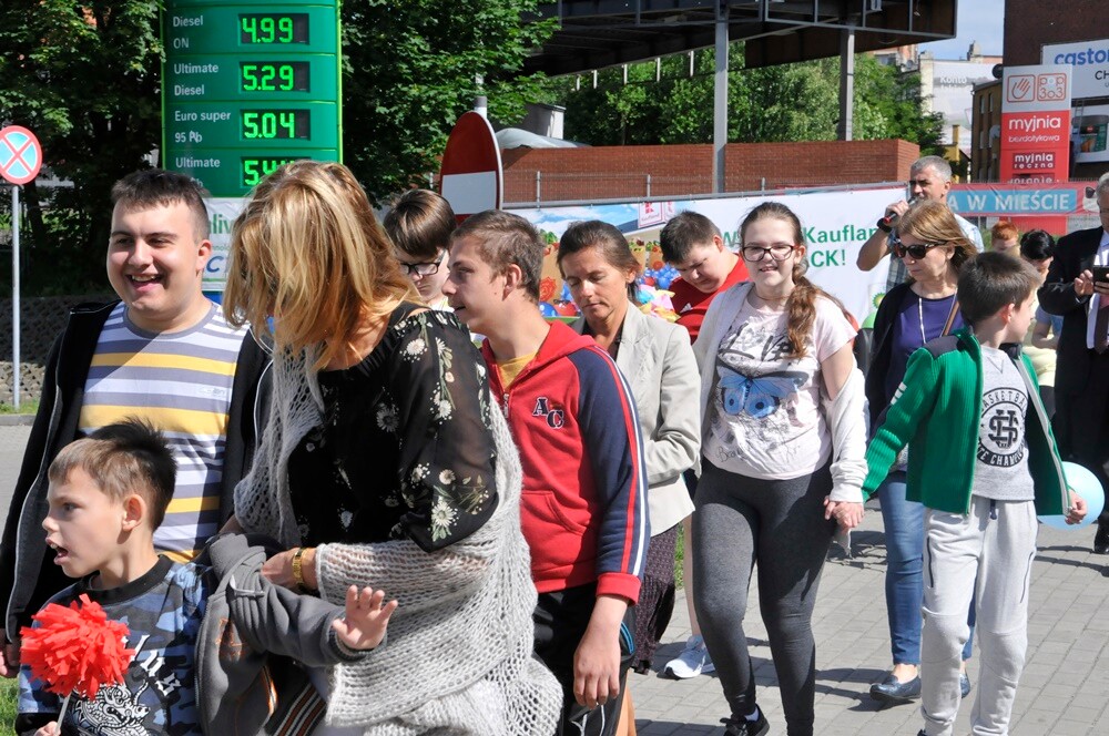 Dzisiaj odbył się „Pochód Godności” zorganizowany przez Szkołę Podstawową nr 12 Specjalną oraz Stowarzyszenie „Otwarte Serca”. Impreza integracyjna została zorganizowana w ramach obchodów Tygodnia Godności Osób Niepełnosprawnych w Rudzie Śląskiej.