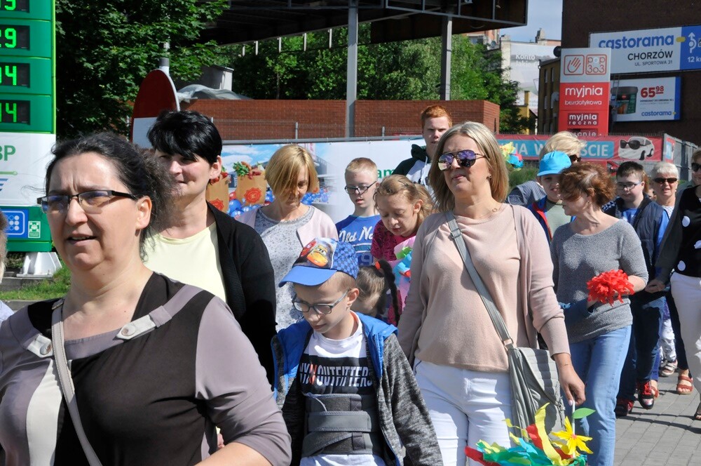 Dzisiaj odbył się „Pochód Godności” zorganizowany przez Szkołę Podstawową nr 12 Specjalną oraz Stowarzyszenie „Otwarte Serca”. Impreza integracyjna została zorganizowana w ramach obchodów Tygodnia Godności Osób Niepełnosprawnych w Rudzie Śląskiej.