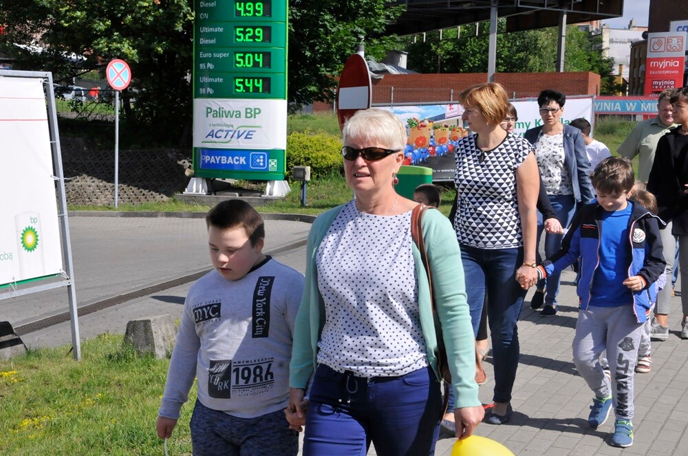 Dzisiaj odbył się „Pochód Godności” zorganizowany przez Szkołę Podstawową nr 12 Specjalną oraz Stowarzyszenie „Otwarte Serca”. Impreza integracyjna została zorganizowana w ramach obchodów Tygodnia Godności Osób Niepełnosprawnych w Rudzie Śląskiej.