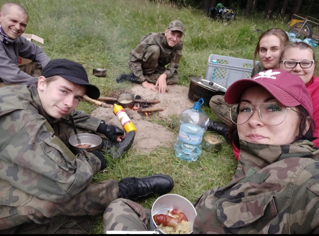 Obóz harcerski 2020. Na zdjęciu: Ania, Agnieszka, Kamila, Mateusz, Łukasz, Marek
dzielnica: Wirek