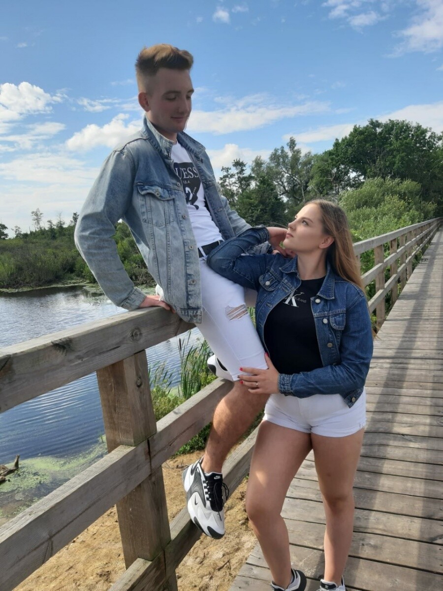 Osoby na zdjęciu Paulina Mazurek ; Dominik Kiziniewicz wakacje w kołobrzegu 
dzielnica: Halemba