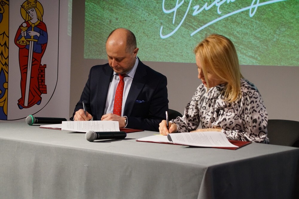 Miasto Ruda Śląska podpisało w piątek umowę z Fundacją Most the Most na dofinansowanie rewaloryzacji Szybu Franciszek. Jest to jeden z najstarszych i najpiękniejszych zabytków przemysłowych w Rudzie Śląskiej.