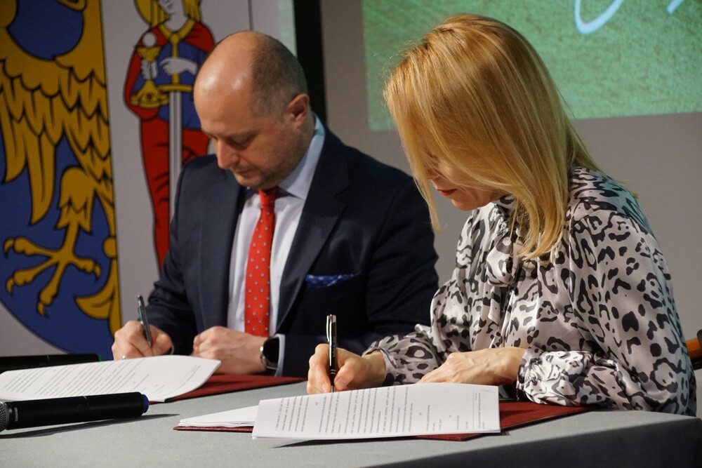 Miasto Ruda Śląska podpisało w piątek umowę z Fundacją Most the Most na dofinansowanie rewaloryzacji Szybu Franciszek. Jest to jeden z najstarszych i najpiękniejszych zabytków przemysłowych w Rudzie Śląskiej.