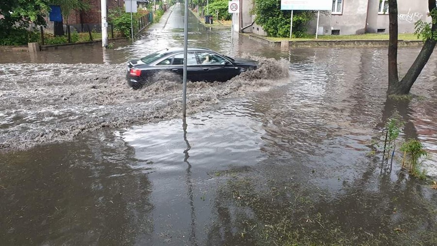 Gwałtowne oberwania chmur nad całym regionem spowodowały podtopienia i zamieniły część ulic w potoki! Występują ogromne utrudnienia w ruchu.