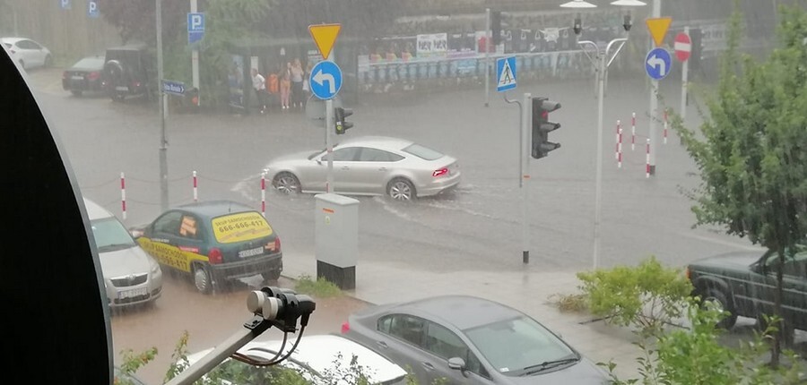Gwałtowne oberwania chmur nad całym regionem spowodowały podtopienia i zamieniły część ulic w potoki! Występują ogromne utrudnienia w ruchu.