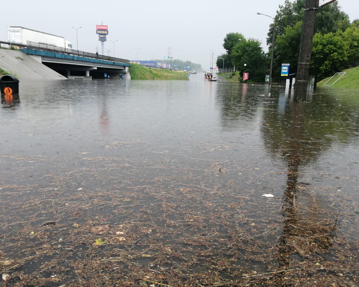 Gwałtowne oberwania chmur nad całym regionem spowodowały podtopienia i zamieniły część ulic w potoki! Występują ogromne utrudnienia w ruchu.