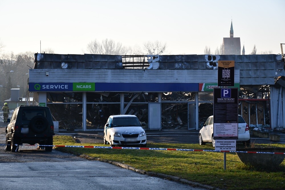 Dziś rano, po kilkunastu godzinach intensywnych działań ratunkowych, sytuacja po tragicznym pożarze pawilonu handlowego przy ul. Teatralnej 7 w Rudzie Śląskiej wciąż jest pod kontrolą, ale strażacy kontynuują swoje prace.