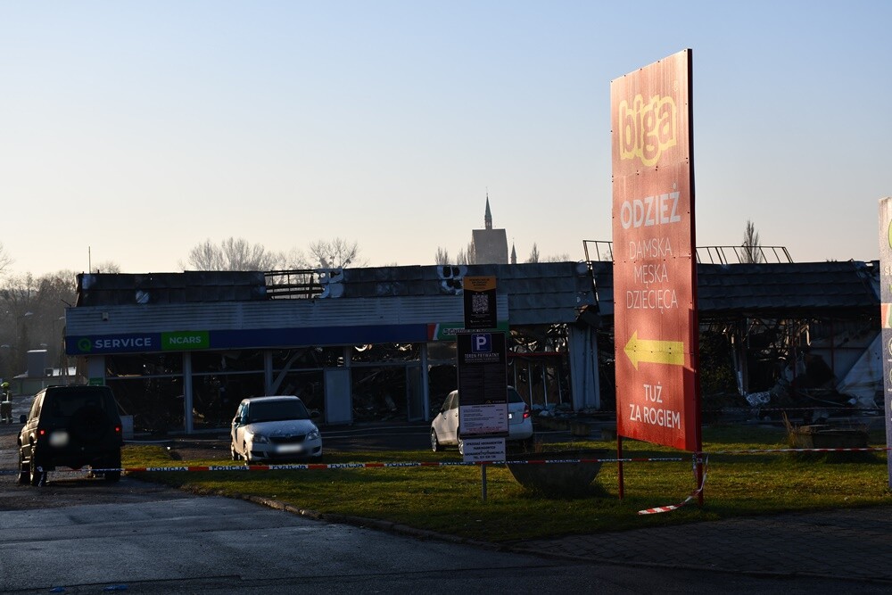 Dziś rano, po kilkunastu godzinach intensywnych działań ratunkowych, sytuacja po tragicznym pożarze pawilonu handlowego przy ul. Teatralnej 7 w Rudzie Śląskiej wciąż jest pod kontrolą, ale strażacy kontynuują swoje prace.