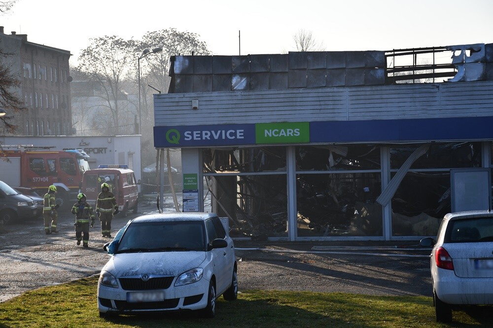 Dziś rano, po kilkunastu godzinach intensywnych działań ratunkowych, sytuacja po tragicznym pożarze pawilonu handlowego przy ul. Teatralnej 7 w Rudzie Śląskiej wciąż jest pod kontrolą, ale strażacy kontynuują swoje prace.