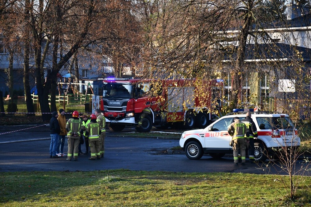 Dziś rano, po kilkunastu godzinach intensywnych działań ratunkowych, sytuacja po tragicznym pożarze pawilonu handlowego przy ul. Teatralnej 7 w Rudzie Śląskiej wciąż jest pod kontrolą, ale strażacy kontynuują swoje prace.