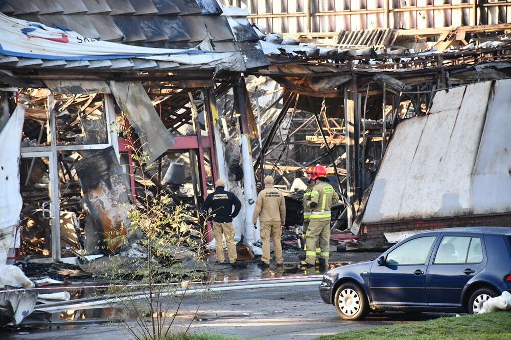 Dziś rano, po kilkunastu godzinach intensywnych działań ratunkowych, sytuacja po tragicznym pożarze pawilonu handlowego przy ul. Teatralnej 7 w Rudzie Śląskiej wciąż jest pod kontrolą, ale strażacy kontynuują swoje prace.