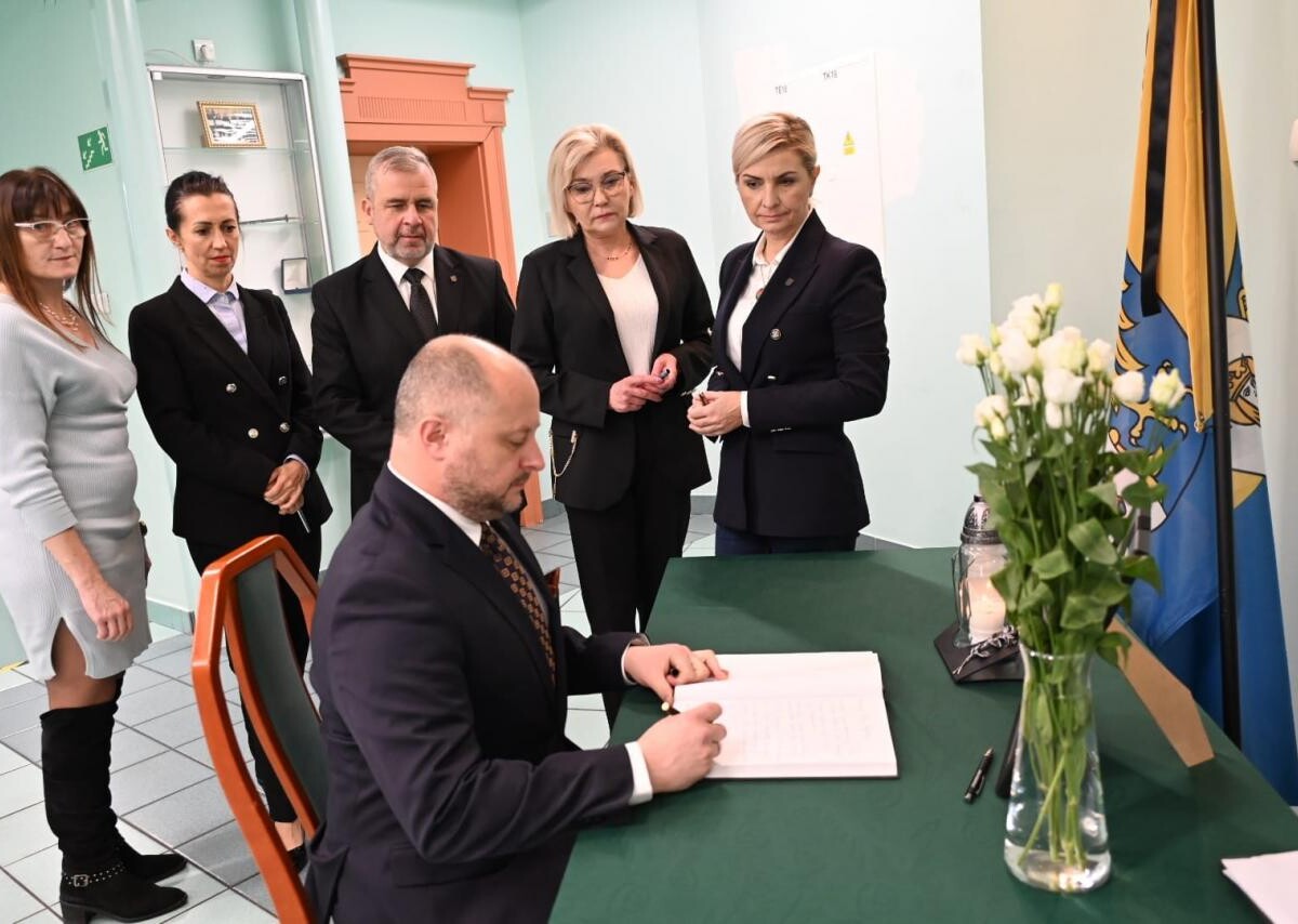 Dziś, Ruda Śląska pożegnała swojego byłego prezydenta, Andrzeja Stanię, który zmarł w wieku 76 lat. Uroczystości odbyły się w parafii Trójcy Przenajświętszej w Kochłowicach/ fot. Michał Pierończyk FB