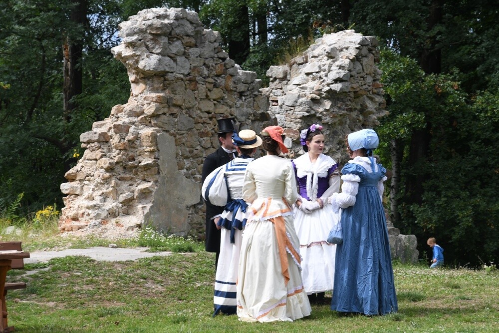 Przy ulicy Wiktora Bujoczka znajdują się wyjątkowe ruiny, których korzenie sięgają XIV wieku. W niedzielę, 10 lipca odbyła się tam impreza "Pokaz mody z czasów Karola Goduli", która przeniosła wszystkich gości do wieku "pary i elektryczności”. 

fot. Jacek Knapik