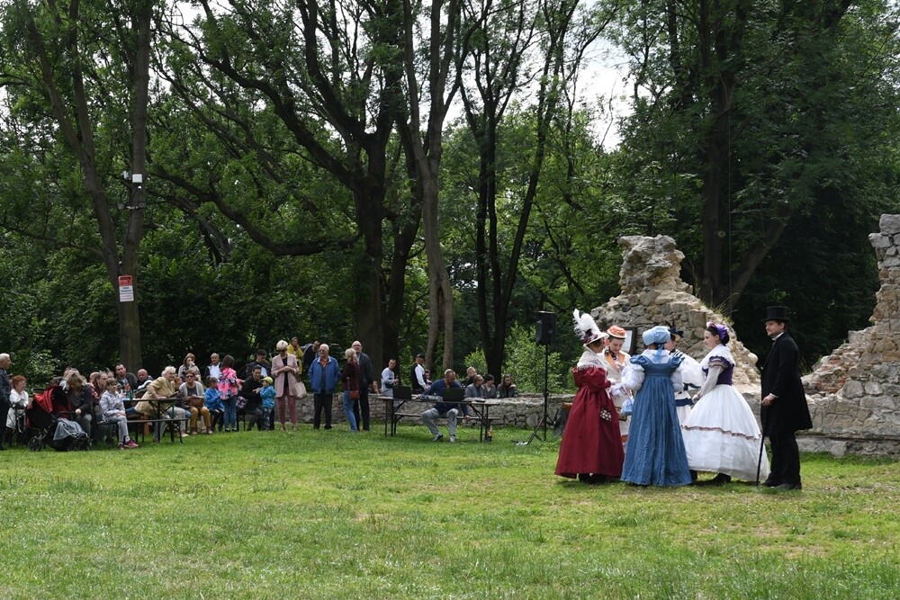 Przy ulicy Wiktora Bujoczka znajdują się wyjątkowe ruiny, których korzenie sięgają XIV wieku. W niedzielę, 10 lipca odbyła się tam impreza "Pokaz mody z czasów Karola Goduli", która przeniosła wszystkich gości do wieku "pary i elektryczności”. 

fot. Jacek Knapik
