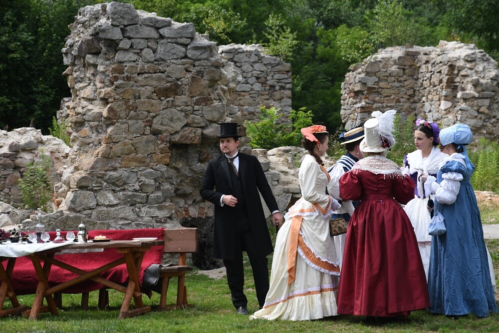 Przy ulicy Wiktora Bujoczka znajdują się wyjątkowe ruiny, których korzenie sięgają XIV wieku. W niedzielę, 10 lipca odbyła się tam impreza "Pokaz mody z czasów Karola Goduli", która przeniosła wszystkich gości do wieku "pary i elektryczności”. 

fot. Jacek Knapik