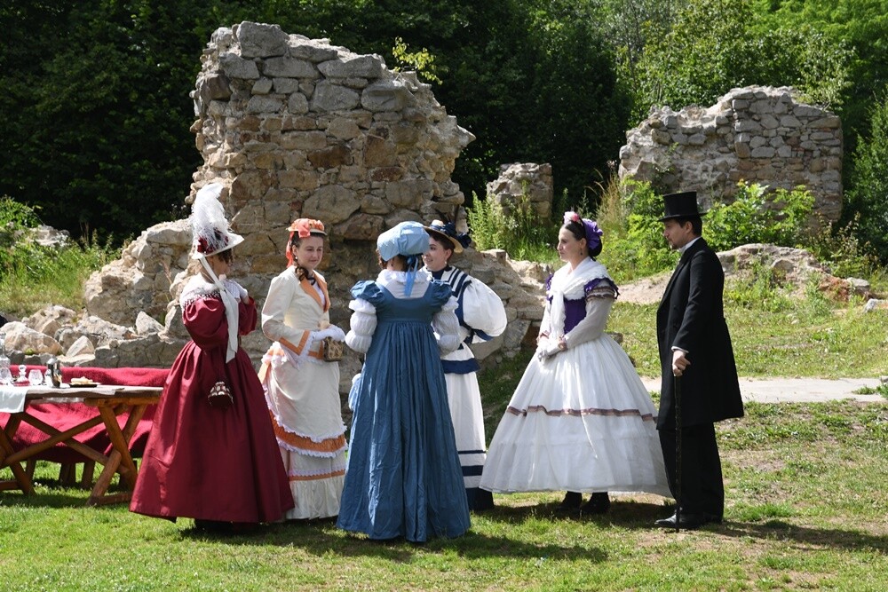 Przy ulicy Wiktora Bujoczka znajdują się wyjątkowe ruiny, których korzenie sięgają XIV wieku. W niedzielę, 10 lipca odbyła się tam impreza "Pokaz mody z czasów Karola Goduli", która przeniosła wszystkich gości do wieku "pary i elektryczności”. 

fot. Jacek Knapik