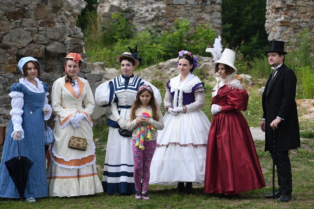 Przy ulicy Wiktora Bujoczka znajdują się wyjątkowe ruiny, których korzenie sięgają XIV wieku. W niedzielę, 10 lipca odbyła się tam impreza "Pokaz mody z czasów Karola Goduli", która przeniosła wszystkich gości do wieku "pary i elektryczności”. 

fot. Jacek Knapik