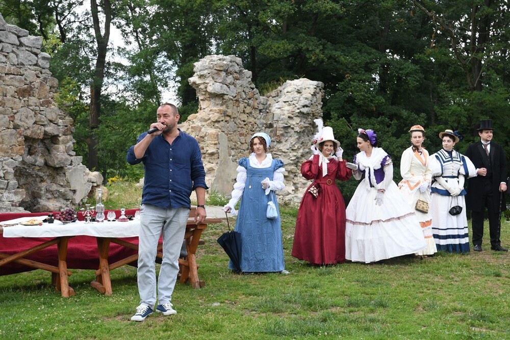 Przy ulicy Wiktora Bujoczka znajdują się wyjątkowe ruiny, których korzenie sięgają XIV wieku. W niedzielę, 10 lipca odbyła się tam impreza "Pokaz mody z czasów Karola Goduli", która przeniosła wszystkich gości do wieku "pary i elektryczności”. 

fot. Jacek Knapik