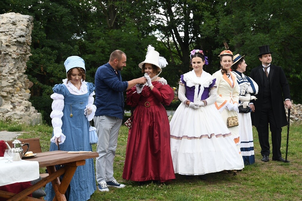 Przy ulicy Wiktora Bujoczka znajdują się wyjątkowe ruiny, których korzenie sięgają XIV wieku. W niedzielę, 10 lipca odbyła się tam impreza "Pokaz mody z czasów Karola Goduli", która przeniosła wszystkich gości do wieku "pary i elektryczności”. 

fot. Jacek Knapik