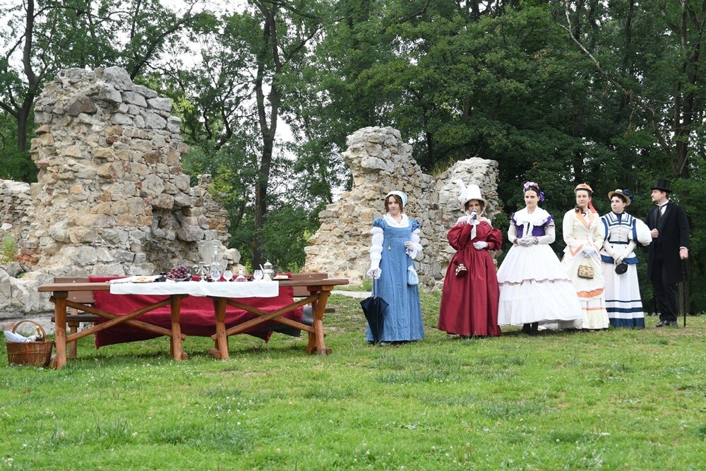 Przy ulicy Wiktora Bujoczka znajdują się wyjątkowe ruiny, których korzenie sięgają XIV wieku. W niedzielę, 10 lipca odbyła się tam impreza "Pokaz mody z czasów Karola Goduli", która przeniosła wszystkich gości do wieku "pary i elektryczności”. 

fot. Jacek Knapik