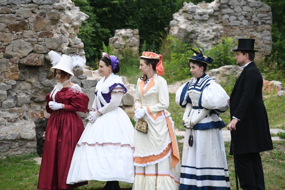 Przy ulicy Wiktora Bujoczka znajdują się wyjątkowe ruiny, których korzenie sięgają XIV wieku. W niedzielę, 10 lipca odbyła się tam impreza "Pokaz mody z czasów Karola Goduli", która przeniosła wszystkich gości do wieku "pary i elektryczności”. 

fot. Jacek Knapik