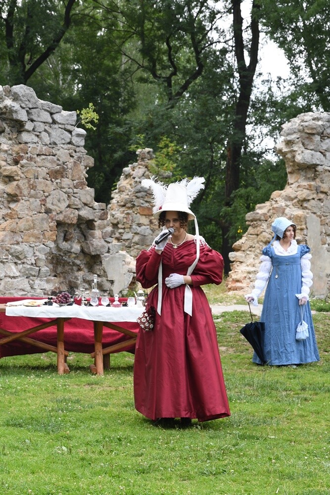 Przy ulicy Wiktora Bujoczka znajdują się wyjątkowe ruiny, których korzenie sięgają XIV wieku. W niedzielę, 10 lipca odbyła się tam impreza "Pokaz mody z czasów Karola Goduli", która przeniosła wszystkich gości do wieku "pary i elektryczności”. 

fot. Jacek Knapik