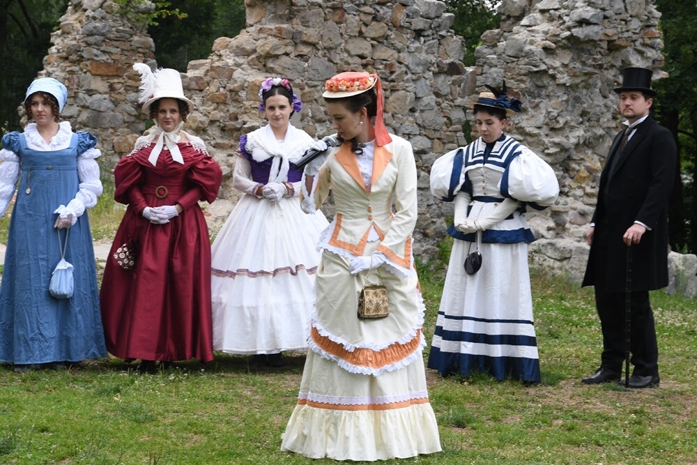 Przy ulicy Wiktora Bujoczka znajdują się wyjątkowe ruiny, których korzenie sięgają XIV wieku. W niedzielę, 10 lipca odbyła się tam impreza "Pokaz mody z czasów Karola Goduli", która przeniosła wszystkich gości do wieku "pary i elektryczności”. 

fot. Jacek Knapik