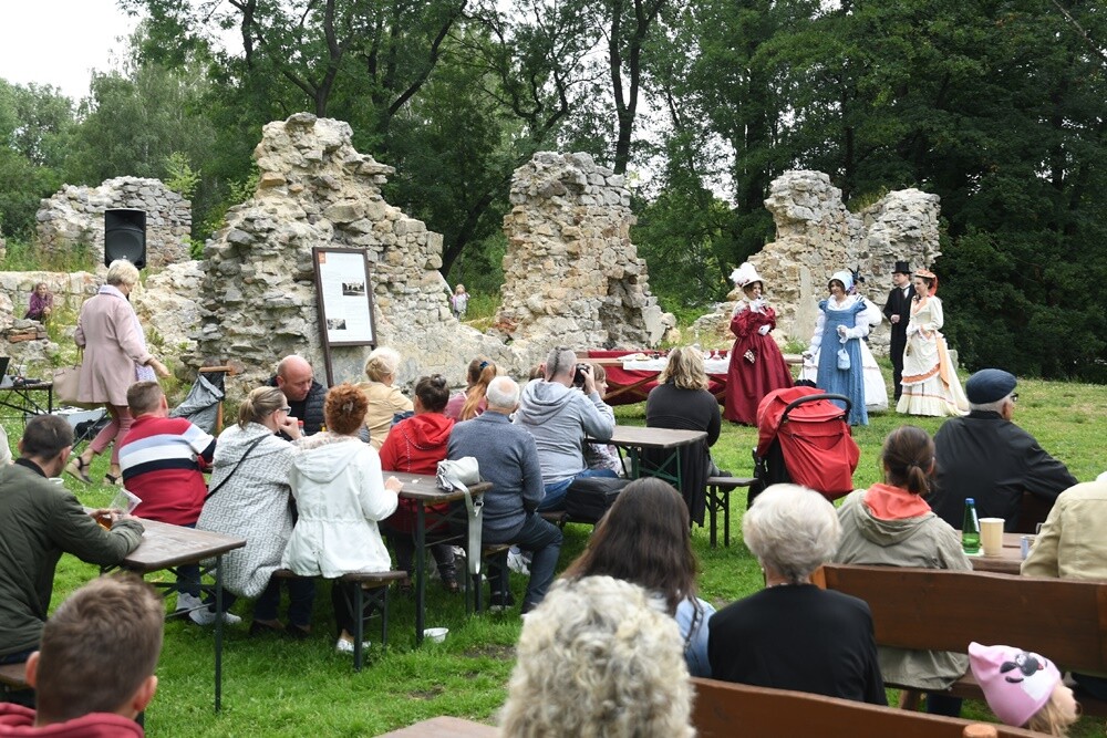 Przy ulicy Wiktora Bujoczka znajdują się wyjątkowe ruiny, których korzenie sięgają XIV wieku. W niedzielę, 10 lipca odbyła się tam impreza "Pokaz mody z czasów Karola Goduli", która przeniosła wszystkich gości do wieku "pary i elektryczności”. 

fot. Jacek Knapik