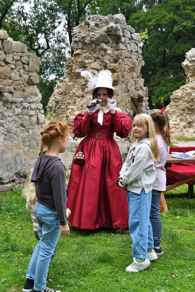 Przy ulicy Wiktora Bujoczka znajdują się wyjątkowe ruiny, których korzenie sięgają XIV wieku. W niedzielę, 10 lipca odbyła się tam impreza "Pokaz mody z czasów Karola Goduli", która przeniosła wszystkich gości do wieku "pary i elektryczności”. 

fot. Jacek Knapik
