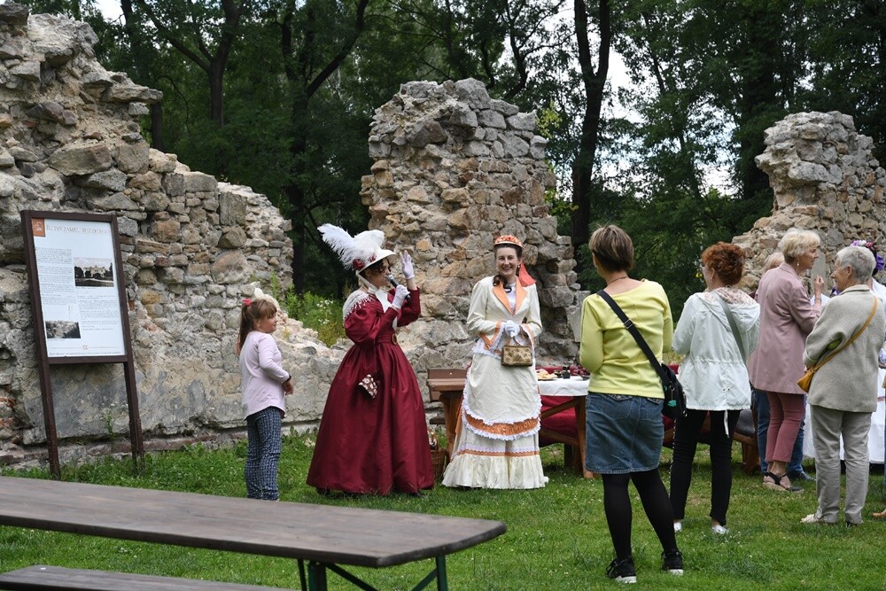 Przy ulicy Wiktora Bujoczka znajdują się wyjątkowe ruiny, których korzenie sięgają XIV wieku. W niedzielę, 10 lipca odbyła się tam impreza "Pokaz mody z czasów Karola Goduli", która przeniosła wszystkich gości do wieku "pary i elektryczności”. 

fot. Jacek Knapik