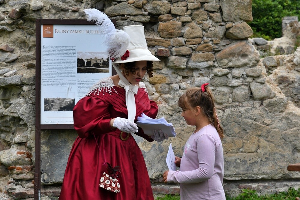 Przy ulicy Wiktora Bujoczka znajdują się wyjątkowe ruiny, których korzenie sięgają XIV wieku. W niedzielę, 10 lipca odbyła się tam impreza "Pokaz mody z czasów Karola Goduli", która przeniosła wszystkich gości do wieku "pary i elektryczności”. 

fot. Jacek Knapik