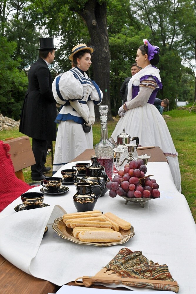 Przy ulicy Wiktora Bujoczka znajdują się wyjątkowe ruiny, których korzenie sięgają XIV wieku. W niedzielę, 10 lipca odbyła się tam impreza "Pokaz mody z czasów Karola Goduli", która przeniosła wszystkich gości do wieku "pary i elektryczności”. 

fot. Jacek Knapik