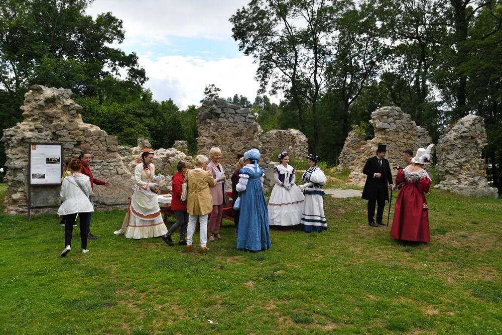 Przy ulicy Wiktora Bujoczka znajdują się wyjątkowe ruiny, których korzenie sięgają XIV wieku. W niedzielę, 10 lipca odbyła się tam impreza "Pokaz mody z czasów Karola Goduli", która przeniosła wszystkich gości do wieku "pary i elektryczności”. 

fot. Jacek Knapik