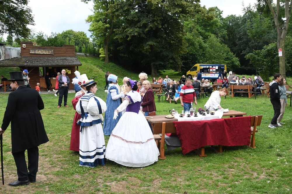 Przy ulicy Wiktora Bujoczka znajdują się wyjątkowe ruiny, których korzenie sięgają XIV wieku. W niedzielę, 10 lipca odbyła się tam impreza "Pokaz mody z czasów Karola Goduli", która przeniosła wszystkich gości do wieku "pary i elektryczności”. 

fot. Jacek Knapik