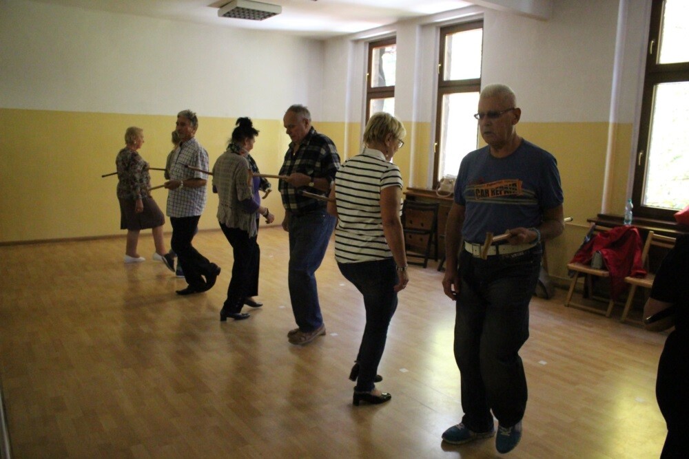 Ponad stu seniorów zaangażowało się w projekt „Pokolenia”. Już wkrótce uczestnicy warsztatów zaprezentują na deskach Miejskiego Centrum Kultury im. Henryka Bisty swoje talenty artystyczne.