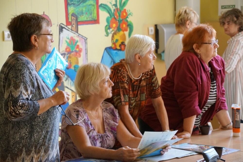 Ponad stu seniorów zaangażowało się w projekt „Pokolenia”. Już wkrótce uczestnicy warsztatów zaprezentują na deskach Miejskiego Centrum Kultury im. Henryka Bisty swoje talenty artystyczne.
